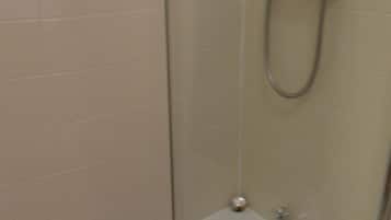 Chambre Double, vue jardin | Salle de bain | Articles de toilette gratuits, sèche-cheveux, serviettes fournies, savon