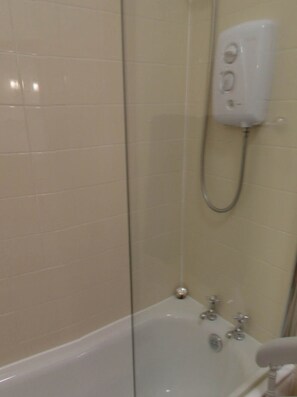 Chambre Double, vue jardin | Salle de bain | Articles de toilette gratuits, sèche-cheveux, serviettes fournies, savon