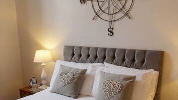 Habitación básica doble, vista al jardín | Escritorio, espacio para trabajar con laptop y insonorización