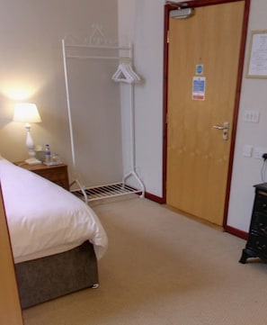 Chambre Double, vue jardin | Bureau, espace de travail pour ordinateur portable