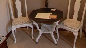 Basic Double Room, Garden View | Makan dalam bilik