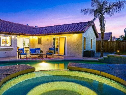 Music Lovers GAME ROOM w/ Pool & Spa Basketball Court Oasis