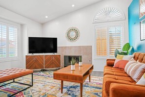 Televisión, chimenea, tenis de mesa y estéreo 