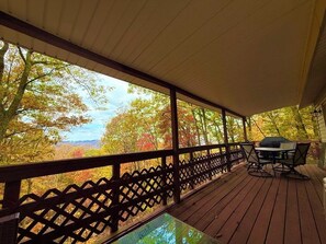 Outdoor dining - NEW! Sunset Ridge Retreat/Fireplace/Beech Mountain Biking, Hiking & Mtn Views (Beech Mountain)
