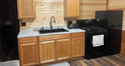 Delightful Cabin #4 close to Warrensburg, Knob Knoster, and Clinton.