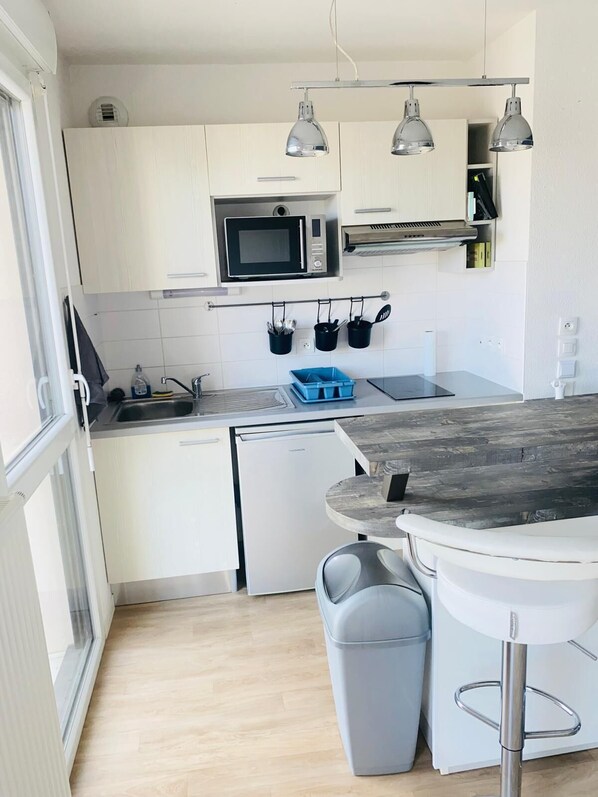 Microondas, horno, placa de cocina