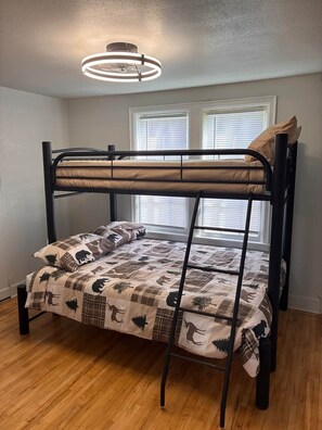 2 bedrooms, WiFi, bed sheets - Cozy 2nd Floor Suite- in Hecla (Hecla)