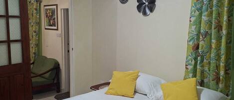 Tabla de planchar con plancha, wifi y ropa de cama