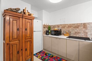 ثلاجة، ميكروويف، موقد طهي مسطح، مستلزمات طهي/أطباق/أوعية