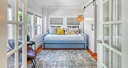 Gorgeous Paradise House with Three Studios Attached!