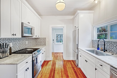 Gorgeous Paradise House with Three Studios Attached!