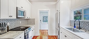 Gorgeous Paradise House with Three Studios Attached!