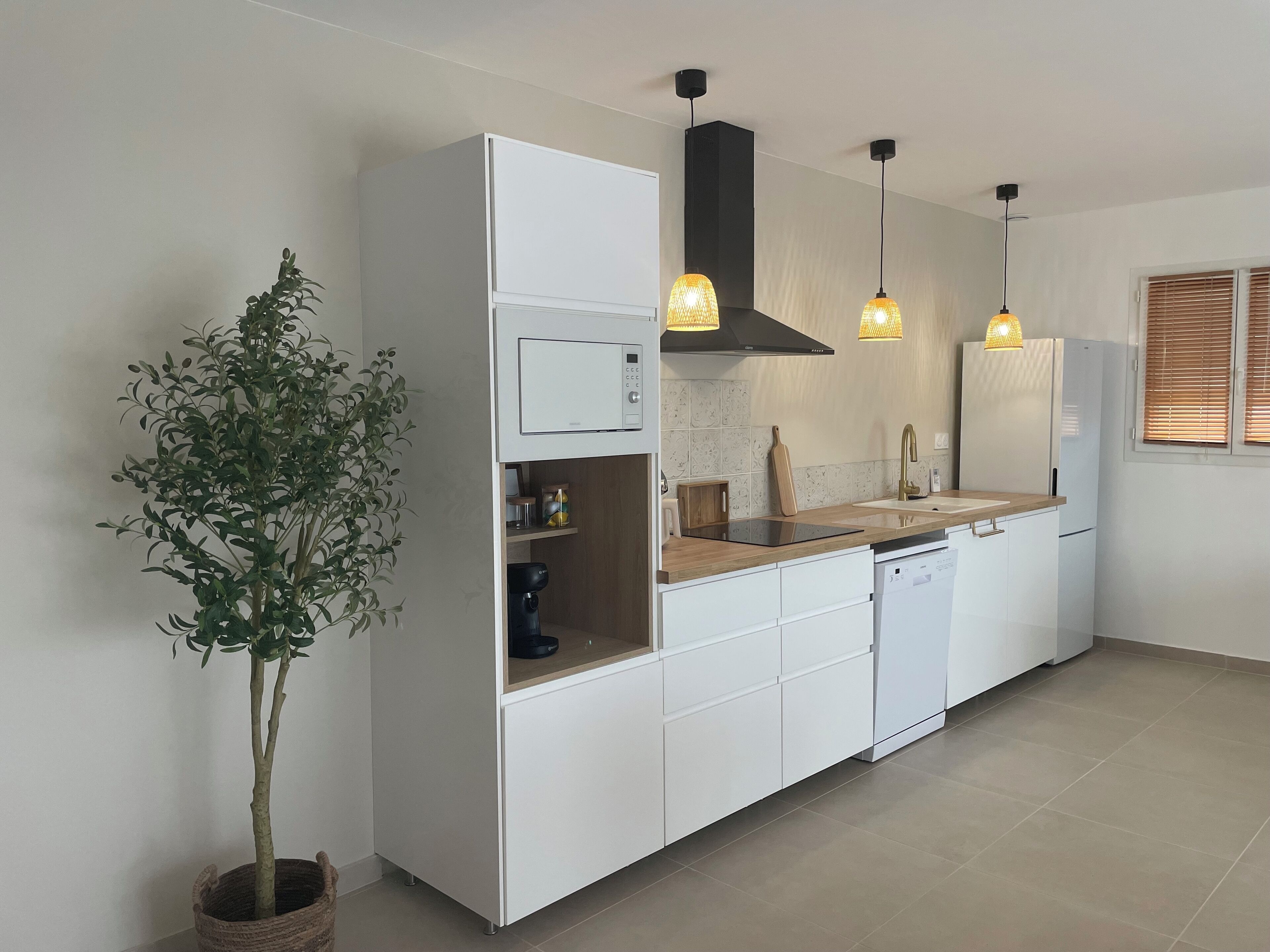 Kylskåp, mikrovågsugn, ugn och spishäll