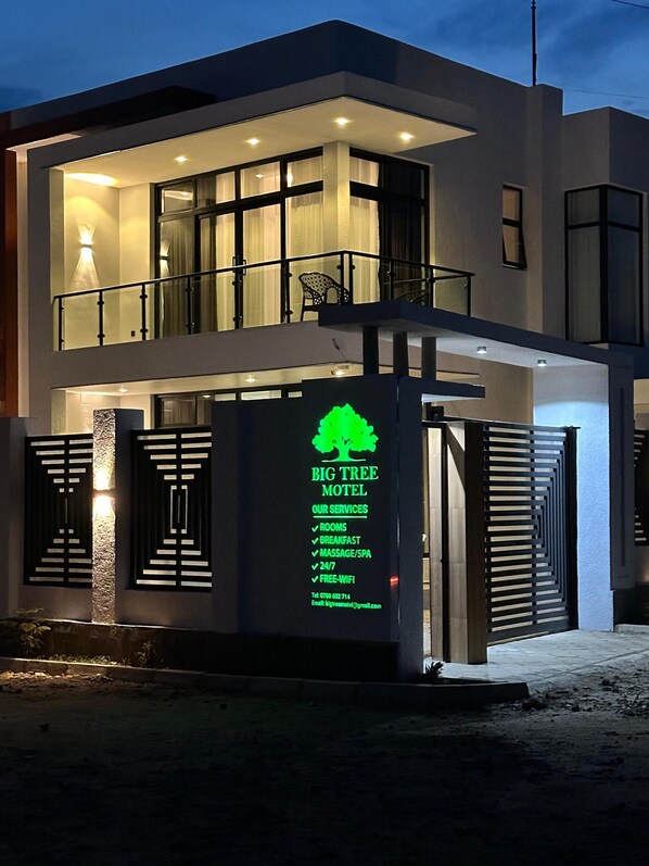 Exterior - BIG TREE MOTEL (Ruhengeri)