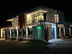 Exterior - BIG TREE MOTEL (Ruhengeri)