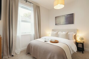 2 عدّة غرف نوم وواي فاي وملاءات أسرّة