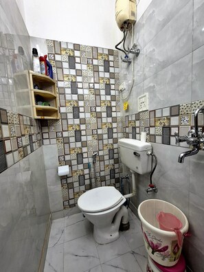 Dusche, Bidet, Handtücher, Seife