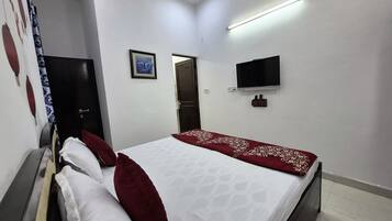 1 habitación y tabla de planchar con plancha