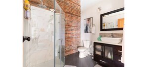 Dusche, Haartrockner, Bidet, Handtücher