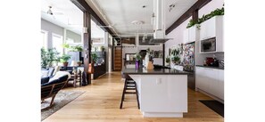 Een magnetron, een oven, een kookplaat, een vaatwasser