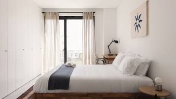 Habitación doble superior, 1 cama de matrimonio, balcón, vistas al mar | Escritorio, espacio para trabajar con un portátil, wifi gratis