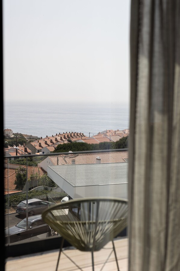 Habitación doble superior, 1 cama de matrimonio, balcón, vistas al mar | Escritorio, espacio para trabajar con un portátil, wifi gratis