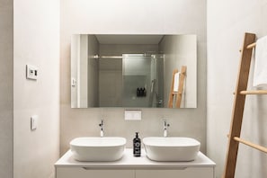 Chambre Double Confort, balcon | Salle de bain