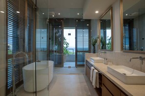 Douche, sĂšche-cheveux, serviettes fournies, savon