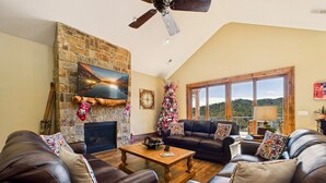 A cozy living room with leather sofas, a fireplace, and a Christmas tree. - Grindstone Lake Lodge -Views-Family Reunion Ready (Ruidoso)