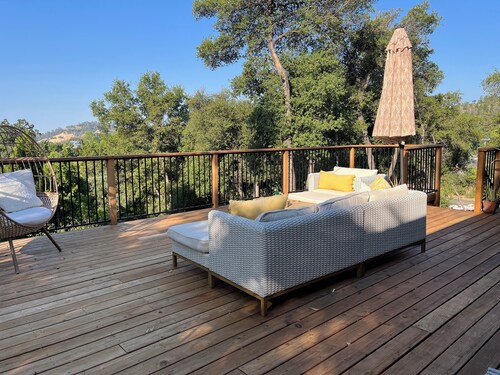 Luxury Meets Tranquility — Stylish Hilltop Home Minutes from Downtown Murphys