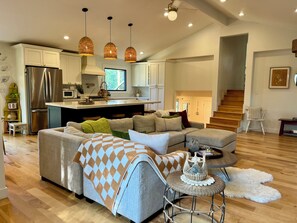 Smart TV, fireplace, books - Luxury Meets Tranquility — Stylish Hilltop Home Minutes from Downtown Murphys (Murphys)