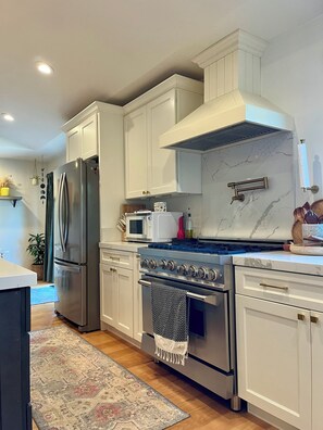 Refrigerador, microondas, horno y parrilla de estufa