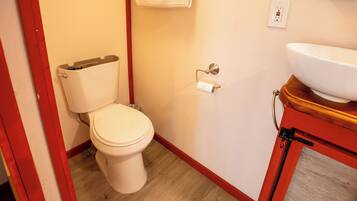 Douche, sĂšche-cheveux, serviettes fournies, savon