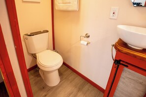 Douche, sèche-cheveux, serviettes fournies, savon