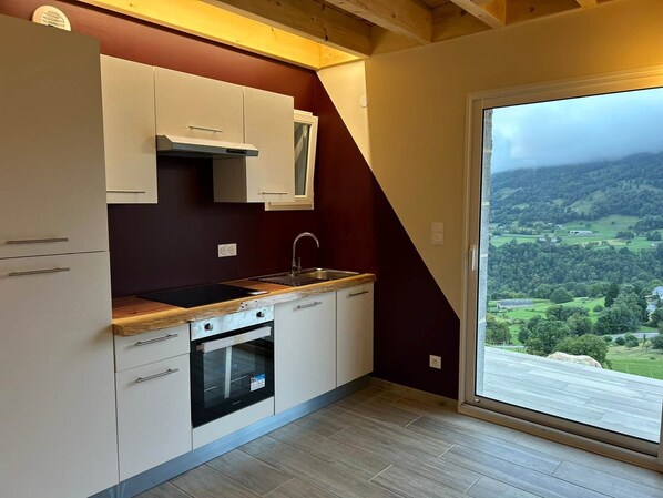 Jääkaappi, mikroaaltouuni, uuni, astianpesukone