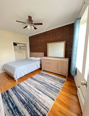 2 Schlafzimmer, Zimmersafe, Schreibtisch, Bügeleisen/Bügelbrett