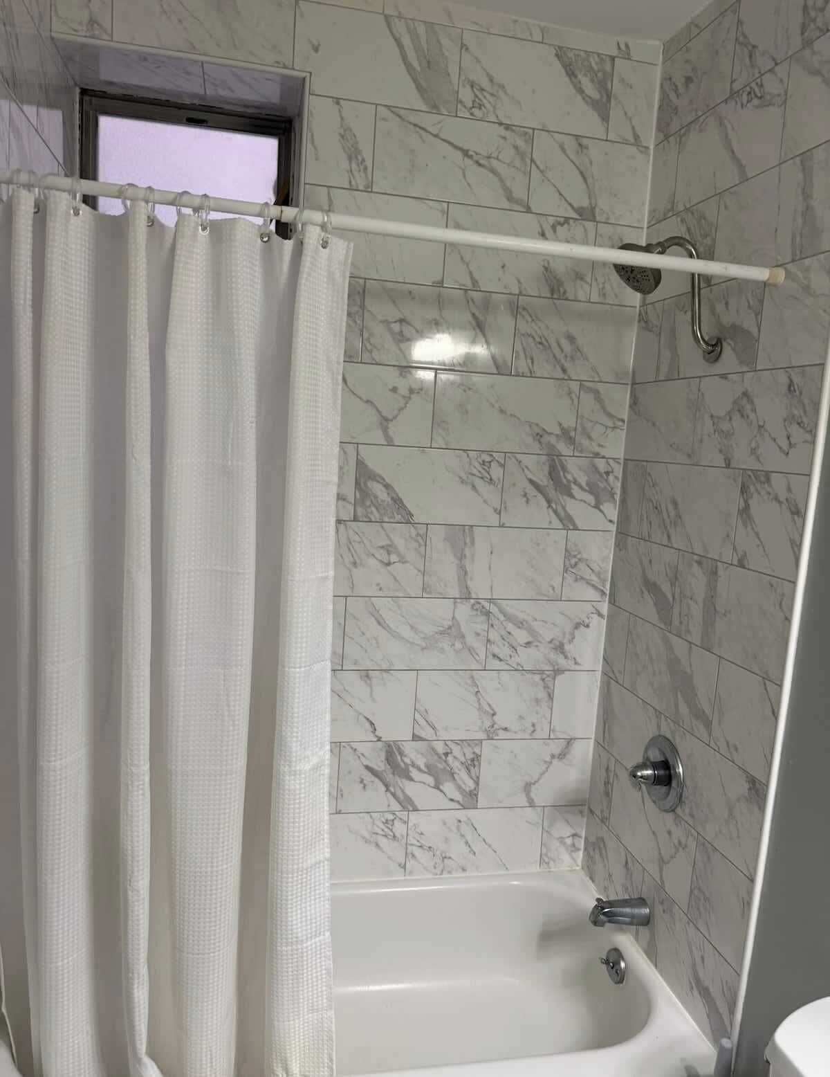 Douche, sèche-cheveux, shampoing