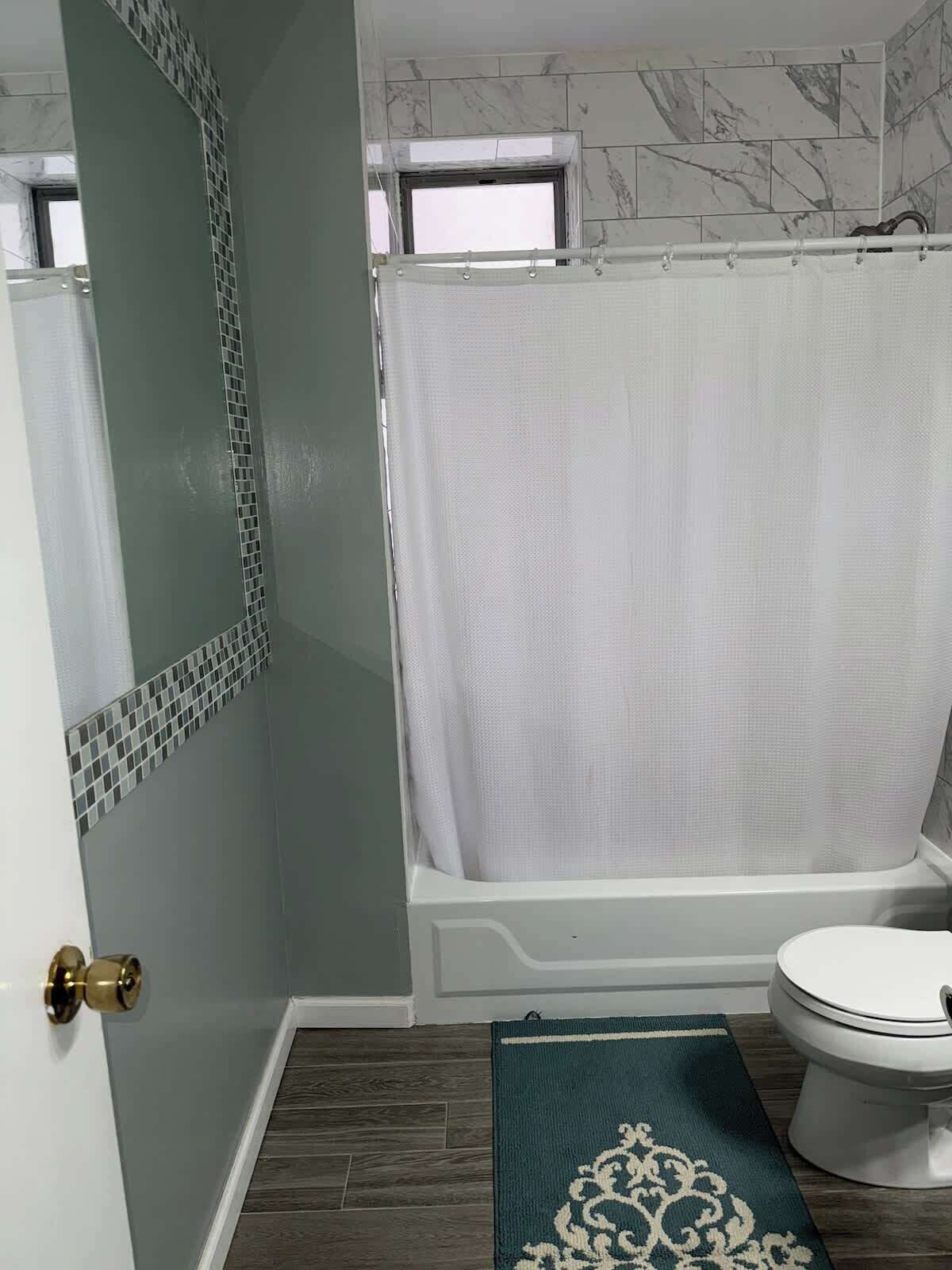 Ducha, secador de pelo, shampoo