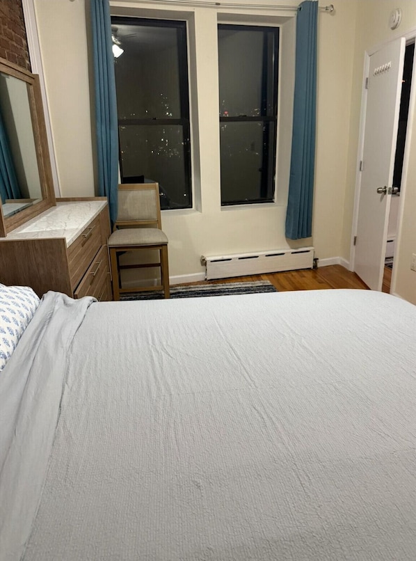 2 habitaciones, caja de seguridad en la habitación y escritorio