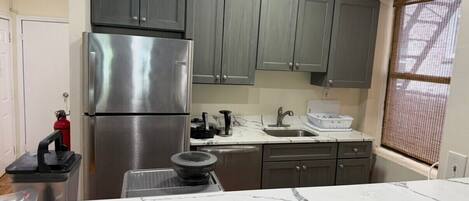 Kühlschrank, Ofen, Herdplatte, Geschirrspüler