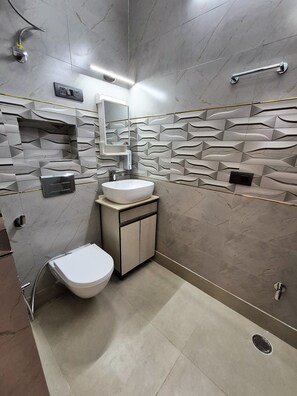 Regadera, bidet, toallas, jabón