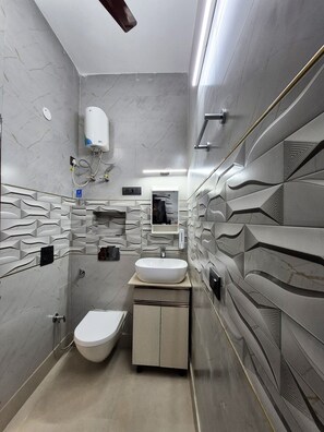 Regadera, bidet, toallas, jabón