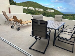 Outdoor dining - Changes in Latitude 18.3 spacious Mahogany Run condo with ocean views. (St Thomas)