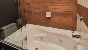 Dusche, Whirlpool, Haartrockner, Handtücher