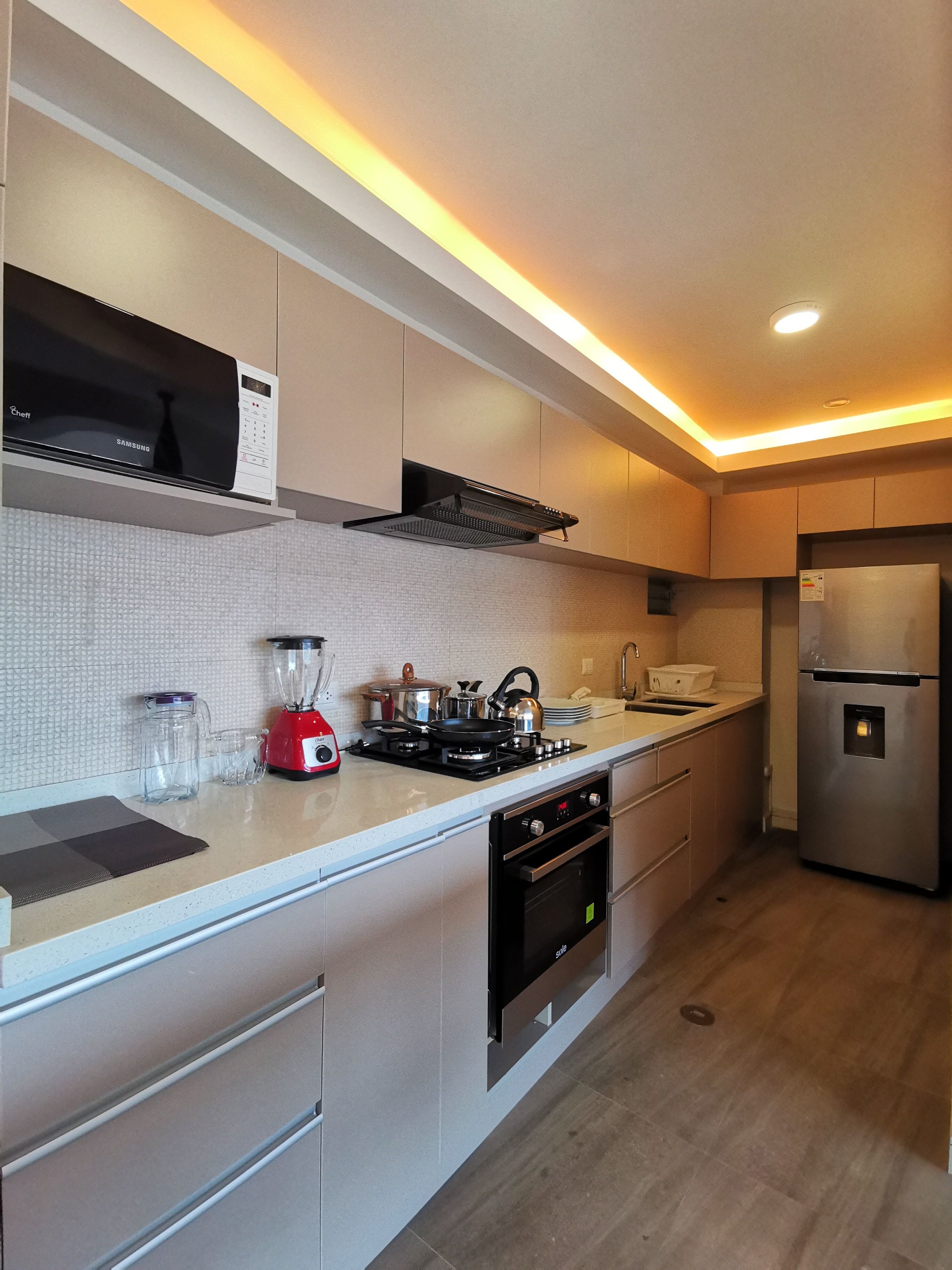 冷蔵庫、電子レンジ、オーブン、コンロ