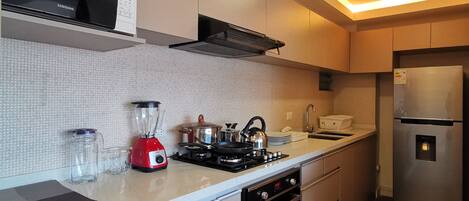 Køleskab, mikrobølgeovn, ovn, kogeplade