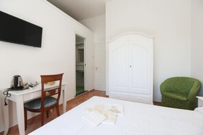 3 عدّة غرف نوم و�واي فاي وملاءات أسرّة