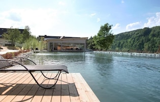Una piscina al aire libre de temporada