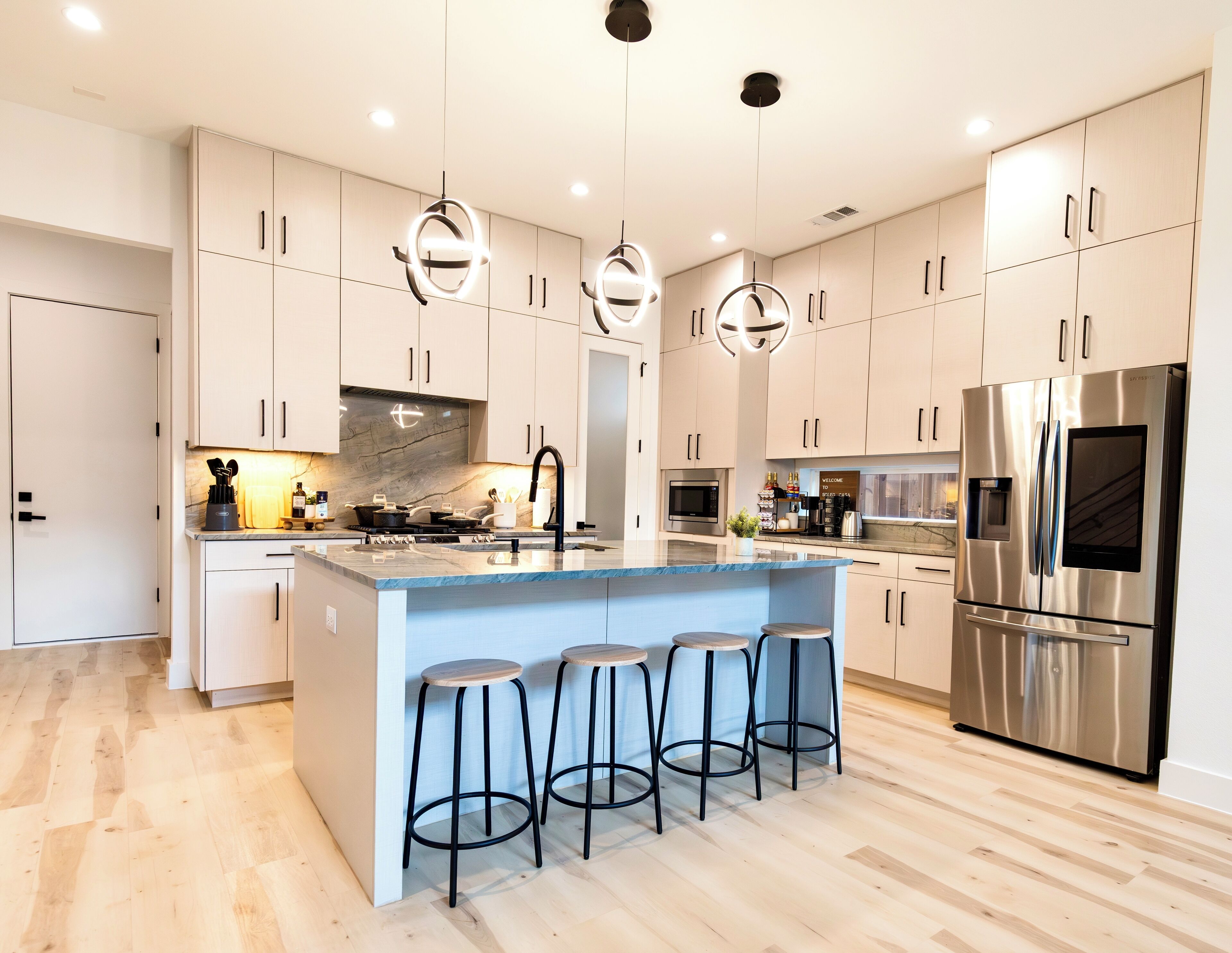 Kühlschrank, Mikrowelle, Ofen, Herdplatte