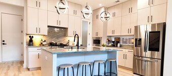 Oak Lawn Townhome • 3 En Suite Bedrooms • Balconies • Private Yard & Pool Table